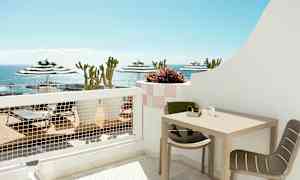 Tvårumslägenhet med terrass mot poolområdet