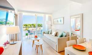 Ljus och modern hotellrumsvit med balkong och utsikt. (AI-genererad text)