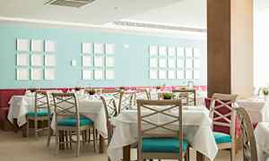 Restaurang med dukade bord och färgstark inredning. (AI-genererad text)