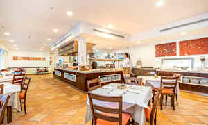 Bild av en rymlig restaurang med dukade bord och en serveringsdisk. (AI-genererad text)