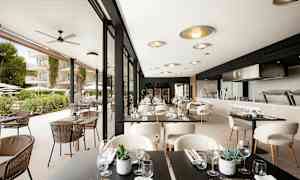 Modern restaurang med bords- och sittplatser både inomhus och utomhus. (AI-genererad text)