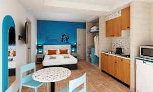 Hotellrum med dubbelbädd, blå vägg, matbord och kök. (AI-genererad text)