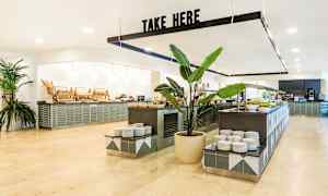 Bufféområde med serveringsbord, matvaror och dekorationer. (AI-genererad text)