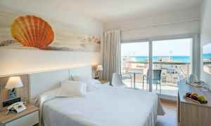 Ett hotellrum med en dubbelsäng, dekorativ konst av en orange snäcka på väggen och en altan med havsutsikt. (AI-genererad text)