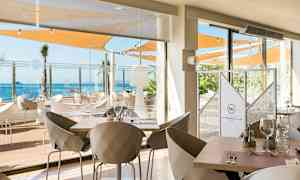 En modern restaurang med utsikt över havet. (AI-genererad text)