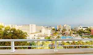 Hotel och poolområde sett från en balkong. (AI-genererad text)