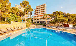 Utomhuspool framför hotellbyggnad, omgiven av solstolar och grönska. (AI-genererad text)