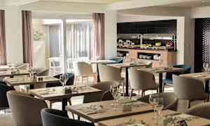 Bild av en modern restaurang med bord och stolar, samt en bufféplats med mat. (AI-genererad text)