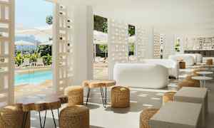 Modern lounge inredd med vita soffor och träbord, med utsikt över en pool och parasoller. (AI-genererad text)