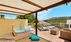 Luftig terrass med jacuzzi, solsängar och sittgrupp under ett träpergola. (AI-genererad text)