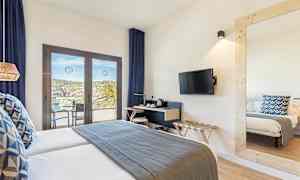 Dubbelrum med utsikt mot balkong. (AI-genererad text)