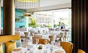 Restaurang med dukade bord och elegant inredning. (AI-genererad text)