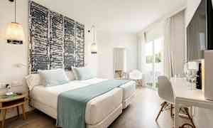 Modernt dubbelrum med två enkelsängar, vita väggar och dekorativa element. (AI-genererad text)