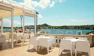 Uteservering med utsikt över viken. (AI-genererad text)