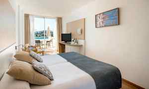 Dubbelrum med stor balkong och havsutsikt