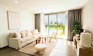 Fyrarumslägenhet i villa med 6 ordinarie bäddar och privat pool