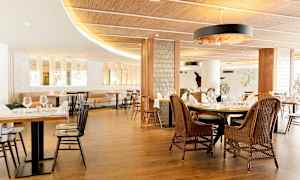 En modern restaurang med eleganta möbler och dukade bord. (AI-genererad text)