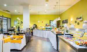 En matsal med olika uppställda maträtter och serveringsstationer. (AI-genererad text)