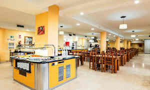 Bild av en matsal med trämöbler och bufféstation. (AI-genererad text)