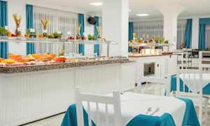 Restaurangbuffé med mat och sittplatser. (AI-genererad text)