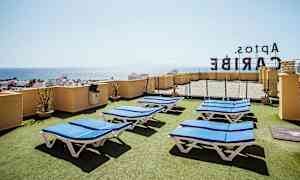 Takterrass med solstolar och utsikt över havet. (AI-genererad text)