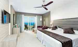 Dubbelrum med modern inredning, havsutsikt från balkong. (AI-genererad text)