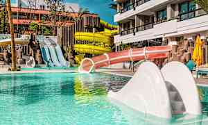 En vattenpark med flera vattenrutschbanor och en swimmingpool. (AI-genererad text)