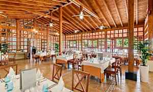 En restaurang med träinredning, dukade bord och stolar. (AI-genererad text)