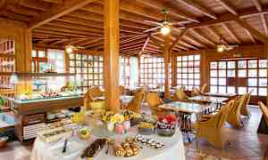 En matservering med buffébord och korgmöbler. (AI-genererad text)