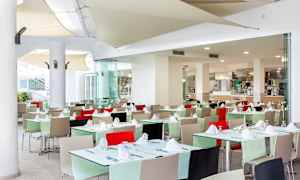 Restaurang med dukade bord och färgglada stolar. (AI-genererad text)