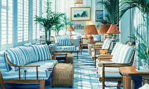 Ett ljust och luftigt vardagsrum inrett med randiga soffor och fåtöljer, flera växter och lampor med skärmar utspridda i rummet. (AI-genererad text)