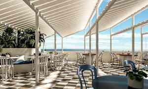 En utomhusrestaurang med vita pergolor och havsutsikt. Bord och stolar är placerade på ett rutigt golv, och växter bidrar till en inbjudande atmosfär. (AI-genererad text)