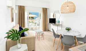 Ljust inredd lägenhet med öppen planlösning och balkong med utsikt. (AI-genererad text)