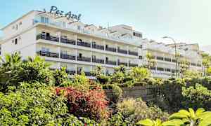 Flerbostadshus omgiven av grönska. (AI-genererad text)