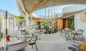 En modern uteservering med trä- och betongdetaljer. (AI-genererad text)