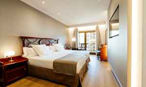 Hotellrum med dubbelsäng och balkong. (AI-genererad text)