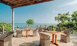 En terrass med utemöbler och utsikt över havet. (AI-genererad text)