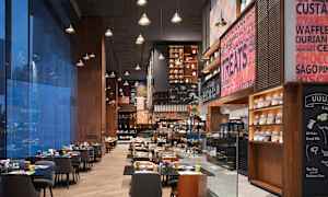 Bild av en stilfull restaurang med dukade bord, moderna möbler och färgglada väggdekorationer. (AI-genererad text)