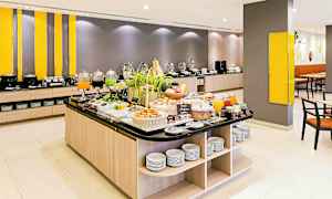 Ett frukostbuffébord i en modern matsal. (AI-genererad text)