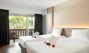 Ett hotellrum med två sängar, dekorerade med handduksfigurer som liknar små elefanter. (AI-genererad text)