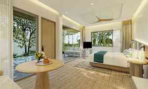 Ett ljust hotellrum med en stor säng, träinredning och stora fönster med utsikt mot en grönskande omgivning. (AI-genererad text)