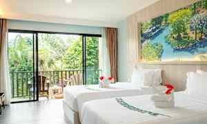 Ett ljust hotellrum med två enkelsängar och utsikt över en grönskande trädgård. (AI-genererad text)