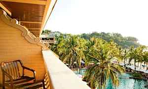 Utsikt från en balkong över en pool, palmträd och en solig kust. (AI-genererad text)