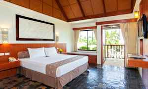 Hotellrum med en dubbelsäng, stora fönster och balkong. (AI-genererad text)