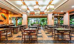 Inredning av restaurang med uppsatt bord och fönster med grönskande utsikt. (AI-genererad text)