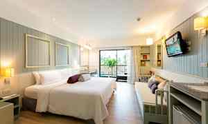 Ett rymligt hotellrum med modern möblering och en balkong. (AI-genererad text)