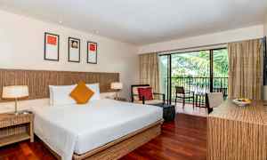 Dubbelrum med träinredning och balkong med utsikt. (AI-genererad text)