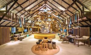 Interiör av ett hotell med trädetaljer och dekorativa föremål. (AI-genererad text)