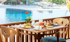 En frukost serverad på ett bord vid något nära en simbassäng. (AI-genererad text)