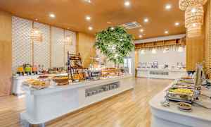 Buffébord med olika rätter och matpresentation i en ljus och inbjudande miljö. (AI-genererad text)